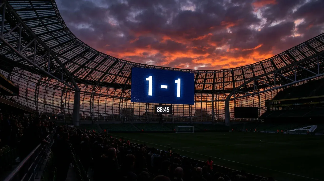 Marcador de estadio de fútbol mostrando el resultado del partido al atardecer